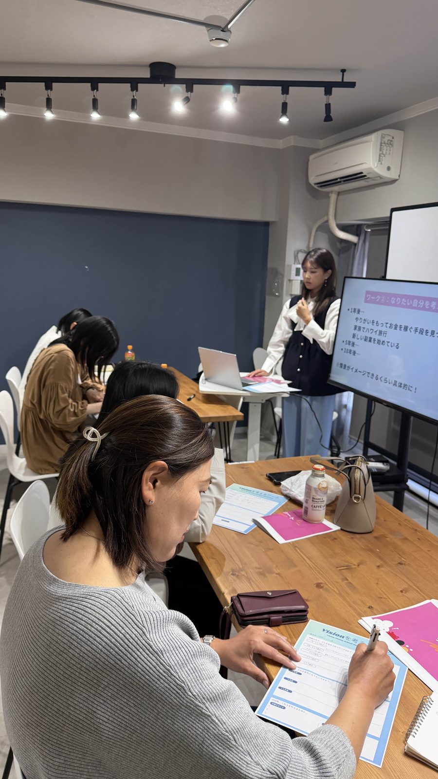 名古屋オフ会。テーブルでワークシートに取り組む参加者