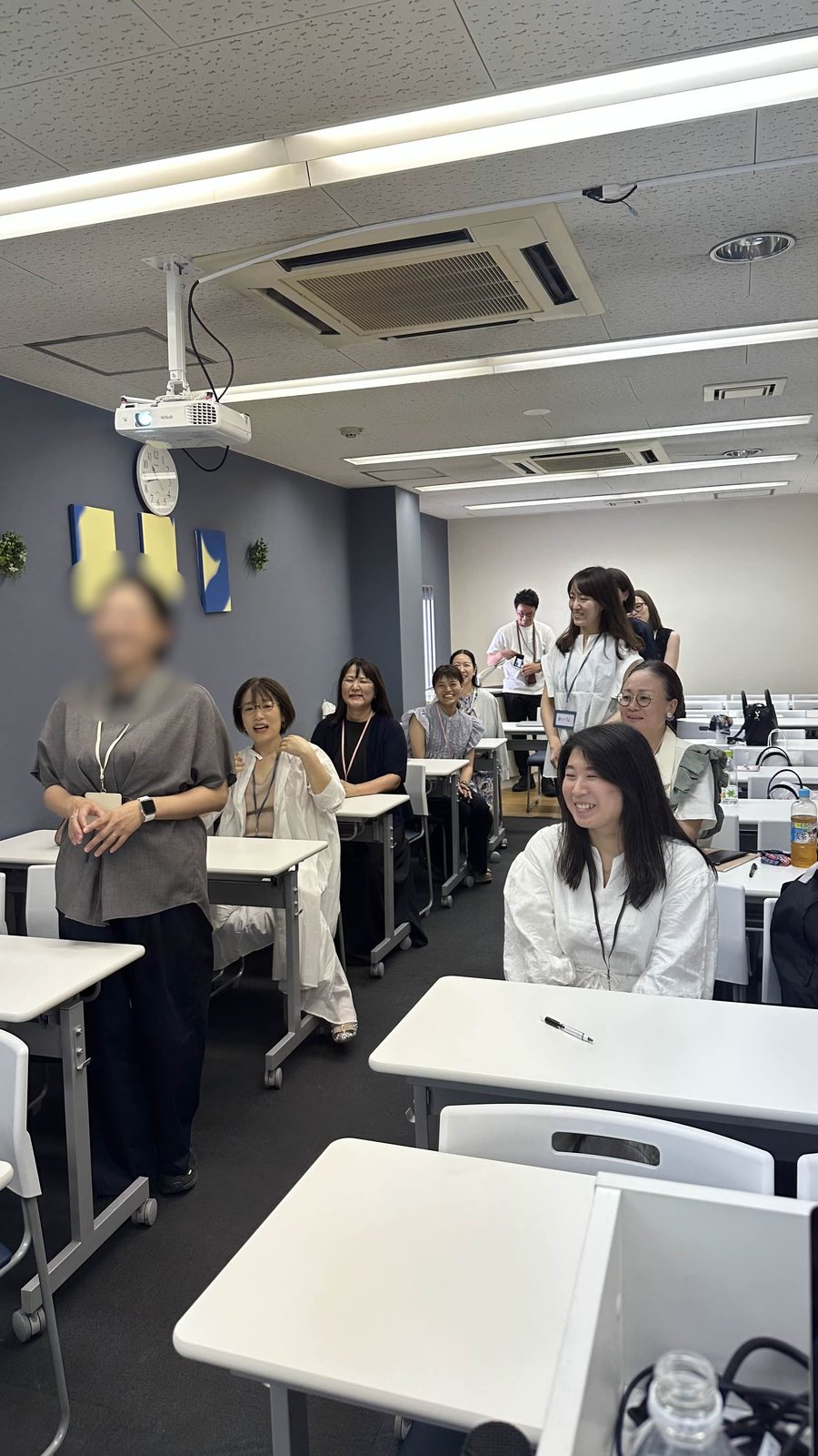 大阪オフ会。セミナールームで笑顔を見せる参加者たち