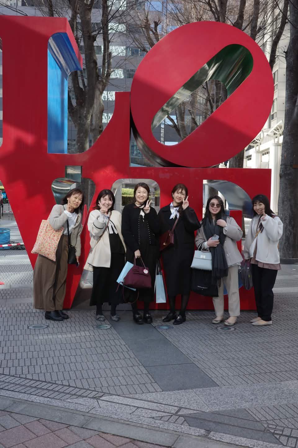 東京オフ会。LOVEのオブジェの前で記念撮影する参加者たち