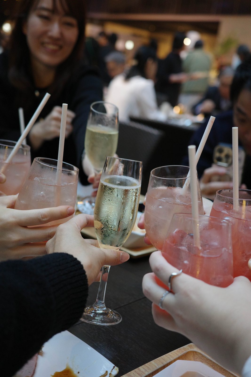 東京オフ会。グラスを合わせて乾杯する様子