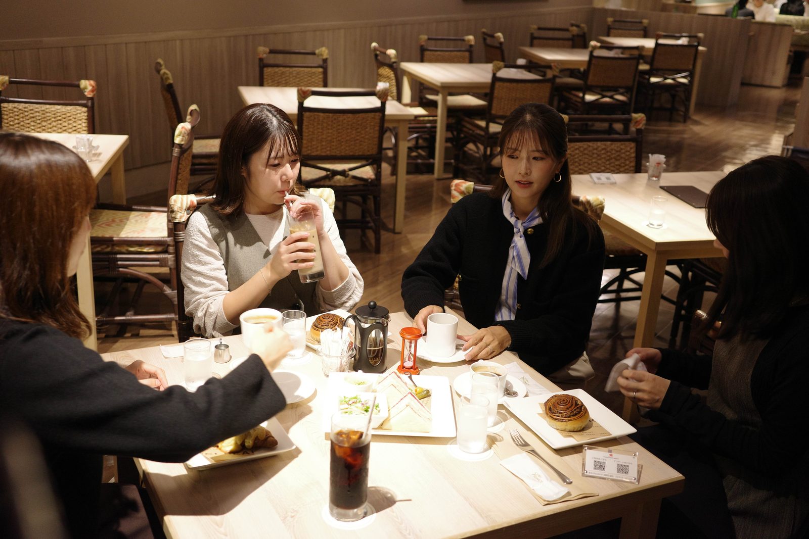 東京オフ会。カフェのテーブルで話す参加者たち